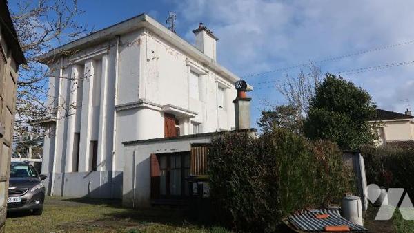 ANCIENNE MAISON SNCF, mitoyenne, à rénover, +100m2 hab., comprenant  :
. en RC s/rue : entrée,...