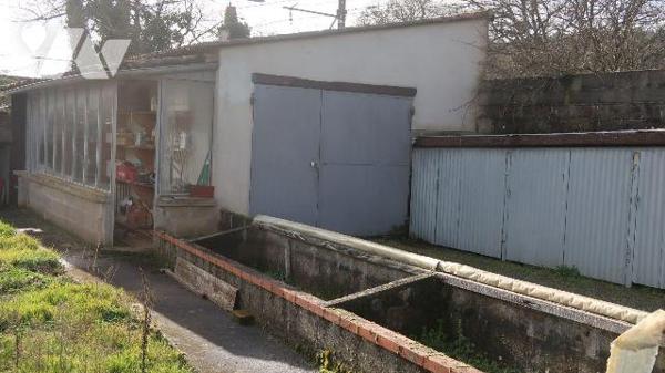 ANCIENNE MAISON SNCF, mitoyenne, à rénover, +100m2 hab., comprenant  :
. en RC s/rue : entrée,...