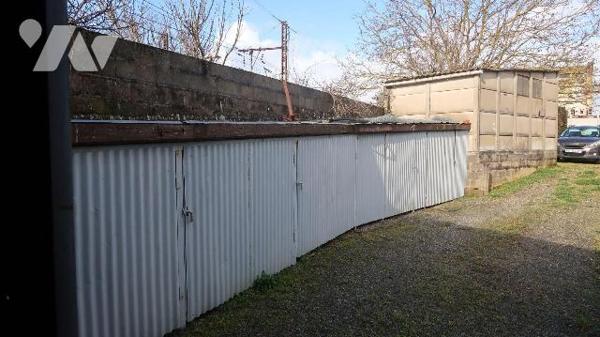 ANCIENNE MAISON SNCF, mitoyenne, à rénover, +100m2 hab., comprenant  :
. en RC s/rue : entrée,...