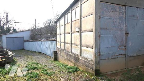 ANCIENNE MAISON SNCF, mitoyenne, à rénover, +100m2 hab., comprenant  :
. en RC s/rue : entrée,...