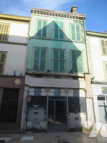 A vendre à troyes centre ville. maison très ancienne comprenant en rdc un magasin avec vitrine ...