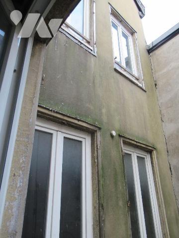 A vendre à troyes centre ville. maison très ancienne comprenant en rdc un magasin avec vitrine ...