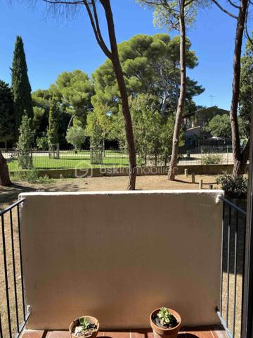 Bel appartement traversant 2 chambres, au calme et sans vis-à-vis avec vue sur parc arboré. Très lumineux, il offre un beau volume à vivre et une belle intimité.
Idéalement situé à deux pas du centre-ville et des bus, commerces et commodités à pied.
Un bien parfait pour premier achat, investissement ou pied-à-terre à Sète !