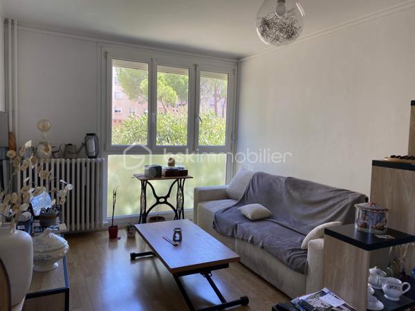 Bel appartement traversant 2 chambres, au calme et sans vis-à-vis avec vue sur parc arboré. Très lumineux, il offre un beau volume à vivre et une belle intimité.
Idéalement situé à deux pas du centre-ville et des bus, commerces et commodités à pied.
Un bien parfait pour premier achat, investissement ou pied-à-terre à Sète !