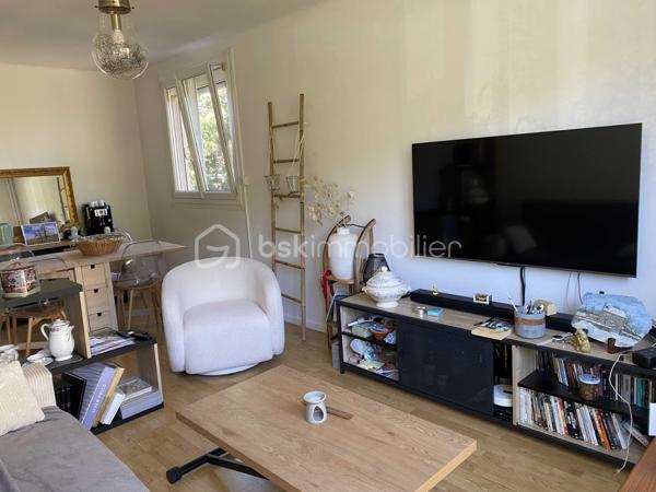 Bel appartement traversant 2 chambres, au calme et sans vis-à-vis avec vue sur parc arboré. Très lumineux, il offre un beau volume à vivre et une belle intimité.
Idéalement situé à deux pas du centre-ville et des bus, commerces et commodités à pied.
Un bien parfait pour premier achat, investissement ou pied-à-terre à Sète !