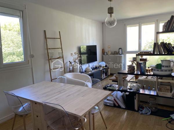 Bel appartement traversant 2 chambres, au calme et sans vis-à-vis avec vue sur parc arboré. Très lumineux, il offre un beau volume à vivre et une belle intimité.
Idéalement situé à deux pas du centre-ville et des bus, commerces et commodités à pied.
Un bien parfait pour premier achat, investissement ou pied-à-terre à Sète !