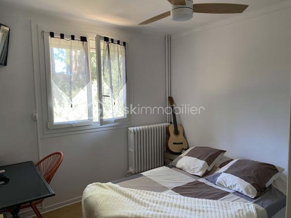 Bel appartement traversant 2 chambres, au calme et sans vis-à-vis avec vue sur parc arboré. Très lumineux, il offre un beau volume à vivre et une belle intimité.
Idéalement situé à deux pas du centre-ville et des bus, commerces et commodités à pied.
Un bien parfait pour premier achat, investissement ou pied-à-terre à Sète !