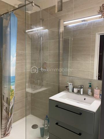 Bel appartement traversant 2 chambres, au calme et sans vis-à-vis avec vue sur parc arboré. Très lumineux, il offre un beau volume à vivre et une belle intimité.
Idéalement situé à deux pas du centre-ville et des bus, commerces et commodités à pied.
Un bien parfait pour premier achat, investissement ou pied-à-terre à Sète !