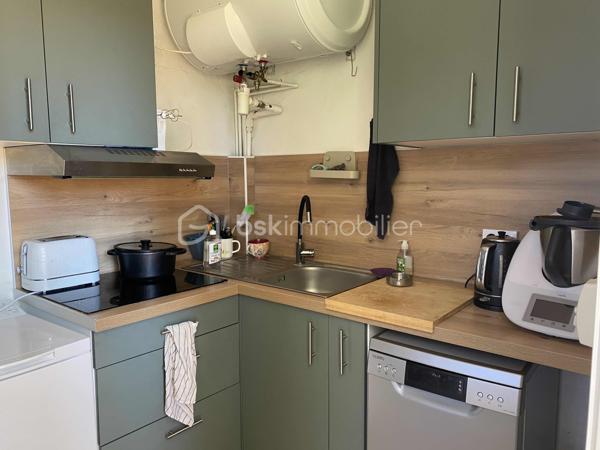 Bel appartement traversant 2 chambres, au calme et sans vis-à-vis avec vue sur parc arboré. Très lumineux, il offre un beau volume à vivre et une belle intimité.
Idéalement situé à deux pas du centre-ville et des bus, commerces et commodités à pied.
Un bien parfait pour premier achat, investissement ou pied-à-terre à Sète !