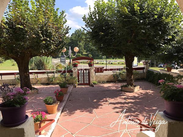 Local d activites de 355 m²