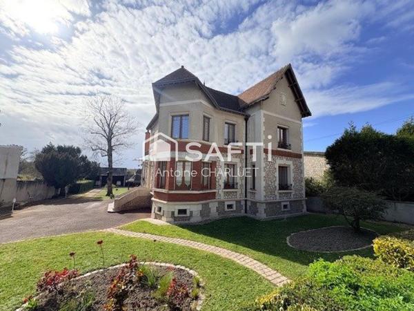 PERLE RARE EN CENTRE VILLE DE CHÂTILLON-SUR-INDRE ! 206 m² – 6 chambres – Beaux volumes – Terrain  2152 m²