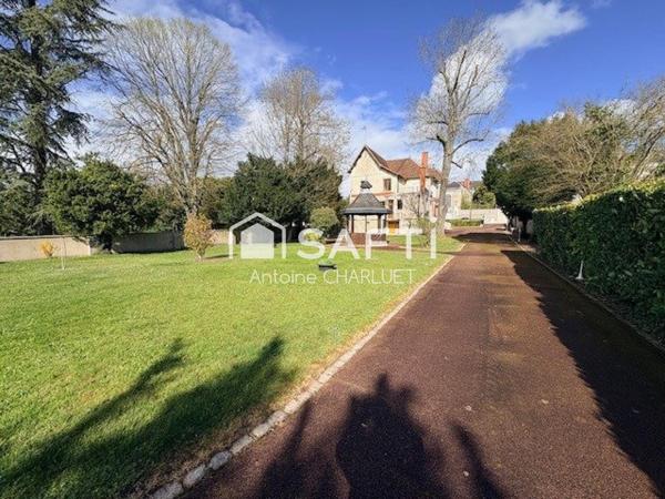 PERLE RARE EN CENTRE VILLE DE CHÂTILLON-SUR-INDRE ! 206 m² – 6 chambres – Beaux volumes – Terrain  2152 m²