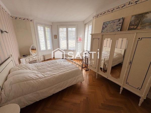 PERLE RARE EN CENTRE VILLE DE CHÂTILLON-SUR-INDRE ! 206 m² – 6 chambres – Beaux volumes – Terrain  2152 m²