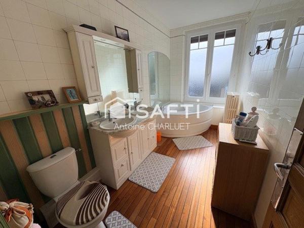 PERLE RARE EN CENTRE VILLE DE CHÂTILLON-SUR-INDRE ! 206 m² – 6 chambres – Beaux volumes – Terrain  2152 m²