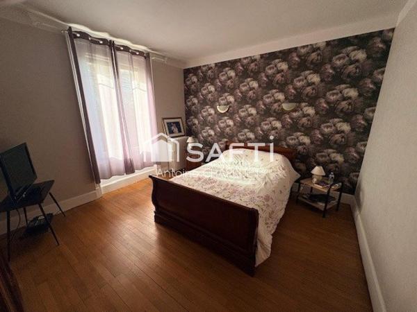 PERLE RARE EN CENTRE VILLE DE CHÂTILLON-SUR-INDRE ! 206 m² – 6 chambres – Beaux volumes – Terrain  2152 m²