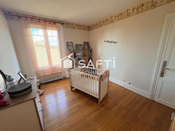 PERLE RARE EN CENTRE VILLE DE CHÂTILLON-SUR-INDRE ! 206 m² – 6 chambres – Beaux volumes – Terrain  2152 m²