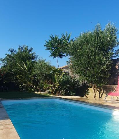 Maison individuelle 4 pièces 100 m² piscine et garage.