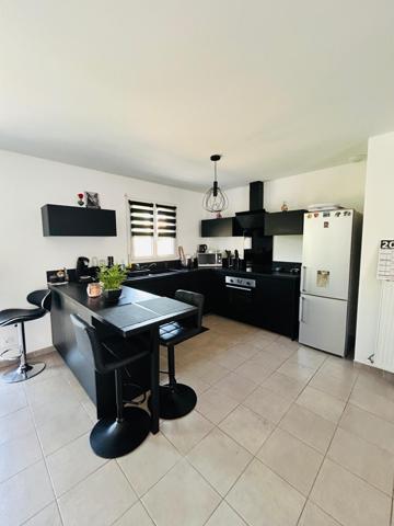 Maison individuelle 4 pièces 100 m² piscine et garage.