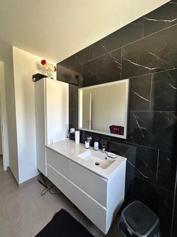 Maison individuelle 4 pièces 100 m² piscine et garage.