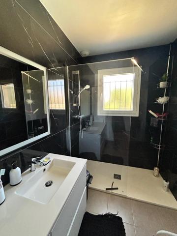 Maison individuelle 4 pièces 100 m² piscine et garage.