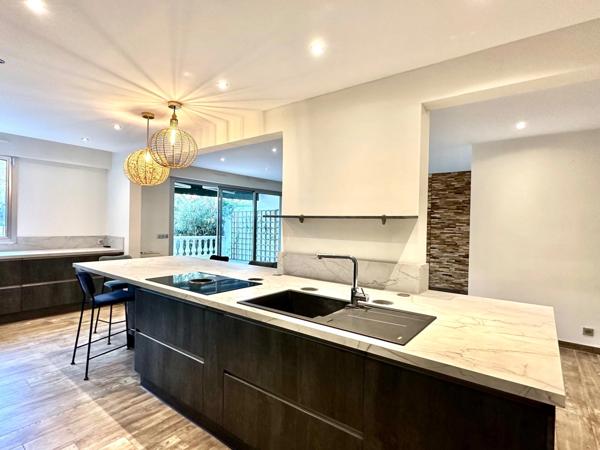 MARSEILLE 9EME, T5 de 174m2 +2 Terrasses + 500m2 de Jardin+ Place de Parking