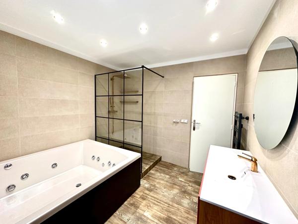 MARSEILLE 9EME, T5 de 174m2 +2 Terrasses + 500m2 de Jardin+ Place de Parking