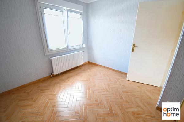 MAISON DE PLAIN PIED SURELEVE - VUE DEGAGEE - TERRAIN 12 ARES 37