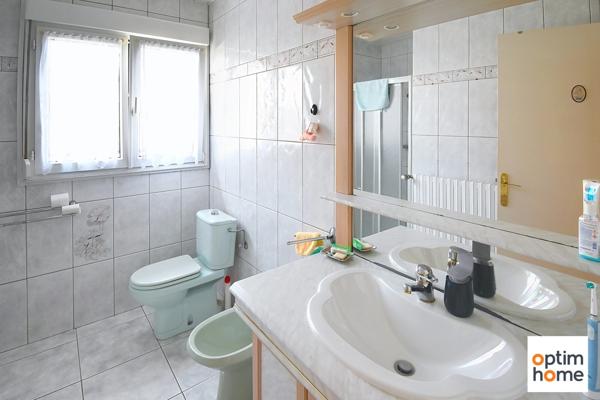 MAISON DE PLAIN PIED SURELEVE - VUE DEGAGEE - TERRAIN 12 ARES 37