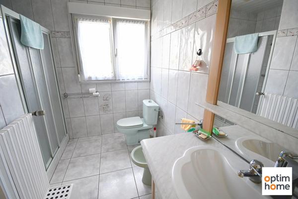 MAISON DE PLAIN PIED SURELEVE - VUE DEGAGEE - TERRAIN 12 ARES 37