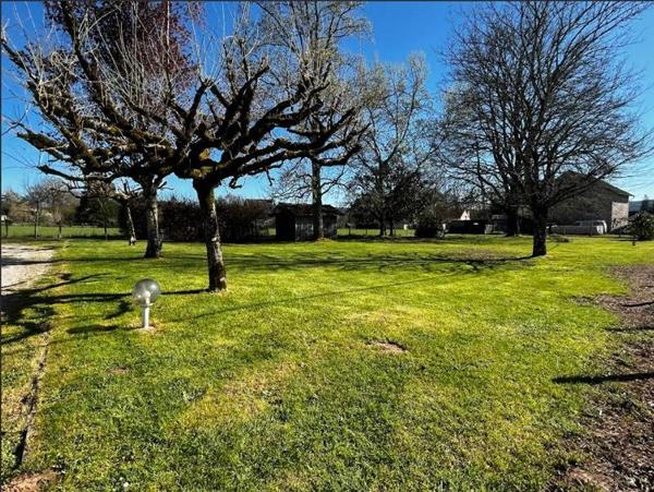 Terrain à vendre |  Saint-Pantaléon-de-Larche |  1103 m²