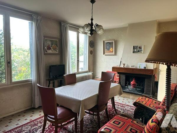 CHATEAU-THIERRY. Proche centre ville, maison de de type 5 de 82 m² avec 4 chambres, garage.