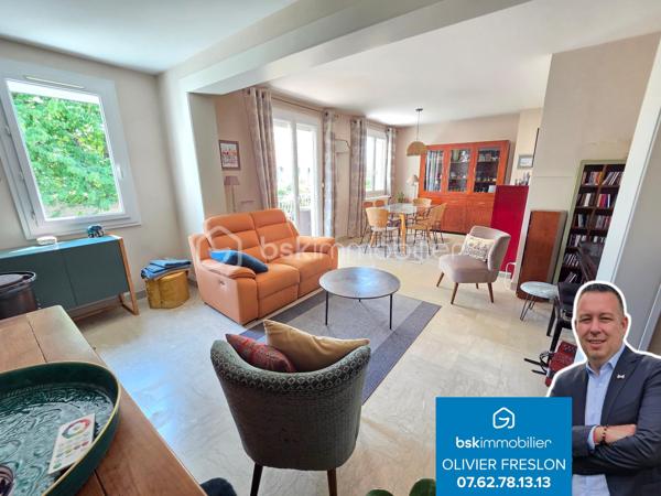 Magnifique Pavillon sur rez-de-jardin de 92m² sur le quartier Victor Hugo à Nevers

Exclusif chez BSK Immobilier !!

Située dans le quartier calme et prisée de Victor Hugo à Nevers, à deux pas d l'hypercentre des écoles, des commerces  et commodités, nous vous présentons ce magnifique pavillon sur rez-de-jardin de 1972 d'une surface habitable de 92 m². Cette maison propose 4 pièces, elle est composée d'un salon séjour de 31 m², d'une cuisine indépendante aménagée et équipée, d'une salle d'eau, d'un WC indépendant et de deux chambres au rez-de-chaussée ainsi qu'une chambre, un cellier, une chaufferie et un garage au sous-sol, le tout sur un beau terrain d'environ 400m², arboré, entretenu et entièrement clos.

Cette maison dispose d'une grande entrée dont les escaliers desservent le rez-de-chaussée et le sous-sol. Le rez-de-chaussée propose un palier qui distribue toutes les pièces, il bénéficie d'un placard penderie pour le côté pratique. Le rez-de-chaussée se complète d'une cuisine indépendante aménagée et équipée de 10 m², d'un WC indépendant, d'un grand salon séjour de 31 m² dont la porte fenêtre donne sur une grande terrasse de 16 m² type balcon qui domine le jardin. Le palier dessert également une salle d'eau ainsi que deux chambres de 10 m².

Au sous-sol, un dégagement de couloir dessert un garage de 23 m² avec une porte de garage en bois coulissante, garage qui propose une partie buanderie. Le sous-sol se complète d'une chambre de 16 m² dont la porte fenêtre donne sur le jardin, ainsi qu'une chaufferie et un cellier cave. 
Attenant, la maison dispose d'un appentis pour le stockage. 
Côté jardin, ce pavillon propose une parcelle d'environ 400 m², arborée, entretenu et entièrement clôturé (portail). Il bénéficie d'une terrasse type balcon qui dispose d'un store banne pour le confort d'été.

Tous les sols de cette maison sont en marbre (entrée et dégagement, salon séjour), en parquet flottant (cuisine), en parquet chêne authentique (chambres en RDC)  en carrelage (salle d'eau et WC), en linoléum (chambre du bas) et béton (sous-sol).
Elle propose une isolation double vitrage en pvc ainsi que de volets roulants solaires motorisés et centralisés.
Elle dispose d'un chauffage de type gaz de ville avec une chaudière récente et connectée, d'un poêle à bois et d'un ballon production d'eau chaude 200L. 
Elle bénéficie d'une toitures en tuiles plates de type tuiles béton et une bonne isolation de type soufflé dans les combles.
Côté pratique, elle bénéficie de la fibre internet
Côté assainissement, elle est raccordée au tout à l'égout.

Les plus de cette maison : Sa localisation dans le quartier calme et prisée de Victor Hugo, son agencement et la qualité de sa rénovation, son salon séjour et sa terrasse, sa cuisine équipée et sa salle d'eau rénovée ainsi que son beau terrain. Sa chaudière connectée et des volets solaires motorisés et centralisés

Des photos supplémentaires sont disponibles sur BSK IMMOBILIER > Nos conseillers > Olivier FRESLON
Pour tout renseignement complémentaire ou pour une visite, contactez moi au 07.62.78.13.13.

Idéale pour un premier achat, cette maison est un véritable coup de cœur et  une opportunité à saisir!!