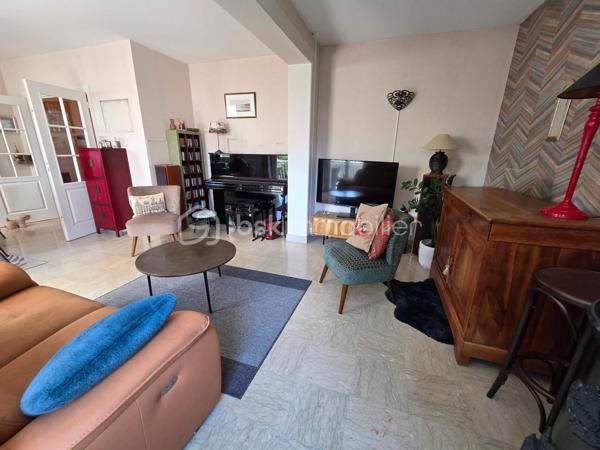 Magnifique Pavillon sur rez-de-jardin de 92m² sur le quartier Victor Hugo à Nevers

Exclusif chez BSK Immobilier !!

Située dans le quartier calme et prisée de Victor Hugo à Nevers, à deux pas d l'hypercentre des écoles, des commerces  et commodités, nous vous présentons ce magnifique pavillon sur rez-de-jardin de 1972 d'une surface habitable de 92 m². Cette maison propose 4 pièces, elle est composée d'un salon séjour de 31 m², d'une cuisine indépendante aménagée et équipée, d'une salle d'eau, d'un WC indépendant et de deux chambres au rez-de-chaussée ainsi qu'une chambre, un cellier, une chaufferie et un garage au sous-sol, le tout sur un beau terrain d'environ 400m², arboré, entretenu et entièrement clos.

Cette maison dispose d'une grande entrée dont les escaliers desservent le rez-de-chaussée et le sous-sol. Le rez-de-chaussée propose un palier qui distribue toutes les pièces, il bénéficie d'un placard penderie pour le côté pratique. Le rez-de-chaussée se complète d'une cuisine indépendante aménagée et équipée de 10 m², d'un WC indépendant, d'un grand salon séjour de 31 m² dont la porte fenêtre donne sur une grande terrasse de 16 m² type balcon qui domine le jardin. Le palier dessert également une salle d'eau ainsi que deux chambres de 10 m².

Au sous-sol, un dégagement de couloir dessert un garage de 23 m² avec une porte de garage en bois coulissante, garage qui propose une partie buanderie. Le sous-sol se complète d'une chambre de 16 m² dont la porte fenêtre donne sur le jardin, ainsi qu'une chaufferie et un cellier cave. 
Attenant, la maison dispose d'un appentis pour le stockage. 
Côté jardin, ce pavillon propose une parcelle d'environ 400 m², arborée, entretenu et entièrement clôturé (portail). Il bénéficie d'une terrasse type balcon qui dispose d'un store banne pour le confort d'été.

Tous les sols de cette maison sont en marbre (entrée et dégagement, salon séjour), en parquet flottant (cuisine), en parquet chêne authentique (chambres en RDC)  en carrelage (salle d'eau et WC), en linoléum (chambre du bas) et béton (sous-sol).
Elle propose une isolation double vitrage en pvc ainsi que de volets roulants solaires motorisés et centralisés.
Elle dispose d'un chauffage de type gaz de ville avec une chaudière récente et connectée, d'un poêle à bois et d'un ballon production d'eau chaude 200L. 
Elle bénéficie d'une toitures en tuiles plates de type tuiles béton et une bonne isolation de type soufflé dans les combles.
Côté pratique, elle bénéficie de la fibre internet
Côté assainissement, elle est raccordée au tout à l'égout.

Les plus de cette maison : Sa localisation dans le quartier calme et prisée de Victor Hugo, son agencement et la qualité de sa rénovation, son salon séjour et sa terrasse, sa cuisine équipée et sa salle d'eau rénovée ainsi que son beau terrain. Sa chaudière connectée et des volets solaires motorisés et centralisés

Des photos supplémentaires sont disponibles sur BSK IMMOBILIER > Nos conseillers > Olivier FRESLON
Pour tout renseignement complémentaire ou pour une visite, contactez moi au 07.62.78.13.13.

Idéale pour un premier achat, cette maison est un véritable coup de cœur et  une opportunité à saisir!!
