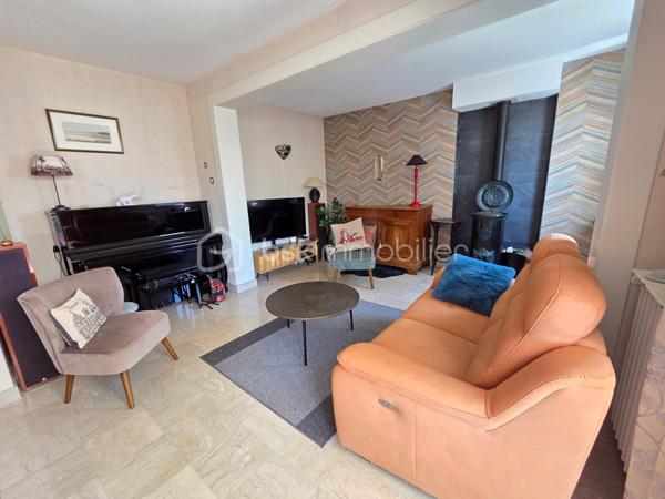 Magnifique Pavillon sur rez-de-jardin de 92m² sur le quartier Victor Hugo à Nevers

Exclusif chez BSK Immobilier !!

Située dans le quartier calme et prisée de Victor Hugo à Nevers, à deux pas d l'hypercentre des écoles, des commerces  et commodités, nous vous présentons ce magnifique pavillon sur rez-de-jardin de 1972 d'une surface habitable de 92 m². Cette maison propose 4 pièces, elle est composée d'un salon séjour de 31 m², d'une cuisine indépendante aménagée et équipée, d'une salle d'eau, d'un WC indépendant et de deux chambres au rez-de-chaussée ainsi qu'une chambre, un cellier, une chaufferie et un garage au sous-sol, le tout sur un beau terrain d'environ 400m², arboré, entretenu et entièrement clos.

Cette maison dispose d'une grande entrée dont les escaliers desservent le rez-de-chaussée et le sous-sol. Le rez-de-chaussée propose un palier qui distribue toutes les pièces, il bénéficie d'un placard penderie pour le côté pratique. Le rez-de-chaussée se complète d'une cuisine indépendante aménagée et équipée de 10 m², d'un WC indépendant, d'un grand salon séjour de 31 m² dont la porte fenêtre donne sur une grande terrasse de 16 m² type balcon qui domine le jardin. Le palier dessert également une salle d'eau ainsi que deux chambres de 10 m².

Au sous-sol, un dégagement de couloir dessert un garage de 23 m² avec une porte de garage en bois coulissante, garage qui propose une partie buanderie. Le sous-sol se complète d'une chambre de 16 m² dont la porte fenêtre donne sur le jardin, ainsi qu'une chaufferie et un cellier cave. 
Attenant, la maison dispose d'un appentis pour le stockage. 
Côté jardin, ce pavillon propose une parcelle d'environ 400 m², arborée, entretenu et entièrement clôturé (portail). Il bénéficie d'une terrasse type balcon qui dispose d'un store banne pour le confort d'été.

Tous les sols de cette maison sont en marbre (entrée et dégagement, salon séjour), en parquet flottant (cuisine), en parquet chêne authentique (chambres en RDC)  en carrelage (salle d'eau et WC), en linoléum (chambre du bas) et béton (sous-sol).
Elle propose une isolation double vitrage en pvc ainsi que de volets roulants solaires motorisés et centralisés.
Elle dispose d'un chauffage de type gaz de ville avec une chaudière récente et connectée, d'un poêle à bois et d'un ballon production d'eau chaude 200L. 
Elle bénéficie d'une toitures en tuiles plates de type tuiles béton et une bonne isolation de type soufflé dans les combles.
Côté pratique, elle bénéficie de la fibre internet
Côté assainissement, elle est raccordée au tout à l'égout.

Les plus de cette maison : Sa localisation dans le quartier calme et prisée de Victor Hugo, son agencement et la qualité de sa rénovation, son salon séjour et sa terrasse, sa cuisine équipée et sa salle d'eau rénovée ainsi que son beau terrain. Sa chaudière connectée et des volets solaires motorisés et centralisés

Des photos supplémentaires sont disponibles sur BSK IMMOBILIER > Nos conseillers > Olivier FRESLON
Pour tout renseignement complémentaire ou pour une visite, contactez moi au 07.62.78.13.13.

Idéale pour un premier achat, cette maison est un véritable coup de cœur et  une opportunité à saisir!!