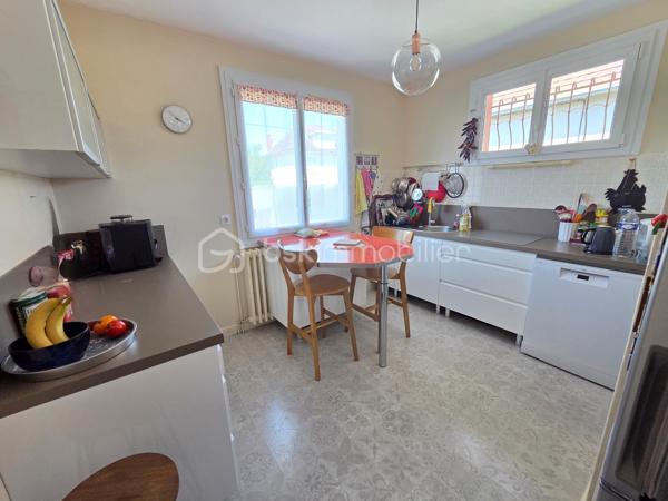 Magnifique Pavillon sur rez-de-jardin de 92m² sur le quartier Victor Hugo à Nevers

Exclusif chez BSK Immobilier !!

Située dans le quartier calme et prisée de Victor Hugo à Nevers, à deux pas d l'hypercentre des écoles, des commerces  et commodités, nous vous présentons ce magnifique pavillon sur rez-de-jardin de 1972 d'une surface habitable de 92 m². Cette maison propose 4 pièces, elle est composée d'un salon séjour de 31 m², d'une cuisine indépendante aménagée et équipée, d'une salle d'eau, d'un WC indépendant et de deux chambres au rez-de-chaussée ainsi qu'une chambre, un cellier, une chaufferie et un garage au sous-sol, le tout sur un beau terrain d'environ 400m², arboré, entretenu et entièrement clos.

Cette maison dispose d'une grande entrée dont les escaliers desservent le rez-de-chaussée et le sous-sol. Le rez-de-chaussée propose un palier qui distribue toutes les pièces, il bénéficie d'un placard penderie pour le côté pratique. Le rez-de-chaussée se complète d'une cuisine indépendante aménagée et équipée de 10 m², d'un WC indépendant, d'un grand salon séjour de 31 m² dont la porte fenêtre donne sur une grande terrasse de 16 m² type balcon qui domine le jardin. Le palier dessert également une salle d'eau ainsi que deux chambres de 10 m².

Au sous-sol, un dégagement de couloir dessert un garage de 23 m² avec une porte de garage en bois coulissante, garage qui propose une partie buanderie. Le sous-sol se complète d'une chambre de 16 m² dont la porte fenêtre donne sur le jardin, ainsi qu'une chaufferie et un cellier cave. 
Attenant, la maison dispose d'un appentis pour le stockage. 
Côté jardin, ce pavillon propose une parcelle d'environ 400 m², arborée, entretenu et entièrement clôturé (portail). Il bénéficie d'une terrasse type balcon qui dispose d'un store banne pour le confort d'été.

Tous les sols de cette maison sont en marbre (entrée et dégagement, salon séjour), en parquet flottant (cuisine), en parquet chêne authentique (chambres en RDC)  en carrelage (salle d'eau et WC), en linoléum (chambre du bas) et béton (sous-sol).
Elle propose une isolation double vitrage en pvc ainsi que de volets roulants solaires motorisés et centralisés.
Elle dispose d'un chauffage de type gaz de ville avec une chaudière récente et connectée, d'un poêle à bois et d'un ballon production d'eau chaude 200L. 
Elle bénéficie d'une toitures en tuiles plates de type tuiles béton et une bonne isolation de type soufflé dans les combles.
Côté pratique, elle bénéficie de la fibre internet
Côté assainissement, elle est raccordée au tout à l'égout.

Les plus de cette maison : Sa localisation dans le quartier calme et prisée de Victor Hugo, son agencement et la qualité de sa rénovation, son salon séjour et sa terrasse, sa cuisine équipée et sa salle d'eau rénovée ainsi que son beau terrain. Sa chaudière connectée et des volets solaires motorisés et centralisés

Des photos supplémentaires sont disponibles sur BSK IMMOBILIER > Nos conseillers > Olivier FRESLON
Pour tout renseignement complémentaire ou pour une visite, contactez moi au 07.62.78.13.13.

Idéale pour un premier achat, cette maison est un véritable coup de cœur et  une opportunité à saisir!!