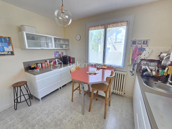 Magnifique Pavillon sur rez-de-jardin de 92m² sur le quartier Victor Hugo à Nevers

Exclusif chez BSK Immobilier !!

Située dans le quartier calme et prisée de Victor Hugo à Nevers, à deux pas d l'hypercentre des écoles, des commerces  et commodités, nous vous présentons ce magnifique pavillon sur rez-de-jardin de 1972 d'une surface habitable de 92 m². Cette maison propose 4 pièces, elle est composée d'un salon séjour de 31 m², d'une cuisine indépendante aménagée et équipée, d'une salle d'eau, d'un WC indépendant et de deux chambres au rez-de-chaussée ainsi qu'une chambre, un cellier, une chaufferie et un garage au sous-sol, le tout sur un beau terrain d'environ 400m², arboré, entretenu et entièrement clos.

Cette maison dispose d'une grande entrée dont les escaliers desservent le rez-de-chaussée et le sous-sol. Le rez-de-chaussée propose un palier qui distribue toutes les pièces, il bénéficie d'un placard penderie pour le côté pratique. Le rez-de-chaussée se complète d'une cuisine indépendante aménagée et équipée de 10 m², d'un WC indépendant, d'un grand salon séjour de 31 m² dont la porte fenêtre donne sur une grande terrasse de 16 m² type balcon qui domine le jardin. Le palier dessert également une salle d'eau ainsi que deux chambres de 10 m².

Au sous-sol, un dégagement de couloir dessert un garage de 23 m² avec une porte de garage en bois coulissante, garage qui propose une partie buanderie. Le sous-sol se complète d'une chambre de 16 m² dont la porte fenêtre donne sur le jardin, ainsi qu'une chaufferie et un cellier cave. 
Attenant, la maison dispose d'un appentis pour le stockage. 
Côté jardin, ce pavillon propose une parcelle d'environ 400 m², arborée, entretenu et entièrement clôturé (portail). Il bénéficie d'une terrasse type balcon qui dispose d'un store banne pour le confort d'été.

Tous les sols de cette maison sont en marbre (entrée et dégagement, salon séjour), en parquet flottant (cuisine), en parquet chêne authentique (chambres en RDC)  en carrelage (salle d'eau et WC), en linoléum (chambre du bas) et béton (sous-sol).
Elle propose une isolation double vitrage en pvc ainsi que de volets roulants solaires motorisés et centralisés.
Elle dispose d'un chauffage de type gaz de ville avec une chaudière récente et connectée, d'un poêle à bois et d'un ballon production d'eau chaude 200L. 
Elle bénéficie d'une toitures en tuiles plates de type tuiles béton et une bonne isolation de type soufflé dans les combles.
Côté pratique, elle bénéficie de la fibre internet
Côté assainissement, elle est raccordée au tout à l'égout.

Les plus de cette maison : Sa localisation dans le quartier calme et prisée de Victor Hugo, son agencement et la qualité de sa rénovation, son salon séjour et sa terrasse, sa cuisine équipée et sa salle d'eau rénovée ainsi que son beau terrain. Sa chaudière connectée et des volets solaires motorisés et centralisés

Des photos supplémentaires sont disponibles sur BSK IMMOBILIER > Nos conseillers > Olivier FRESLON
Pour tout renseignement complémentaire ou pour une visite, contactez moi au 07.62.78.13.13.

Idéale pour un premier achat, cette maison est un véritable coup de cœur et  une opportunité à saisir!!