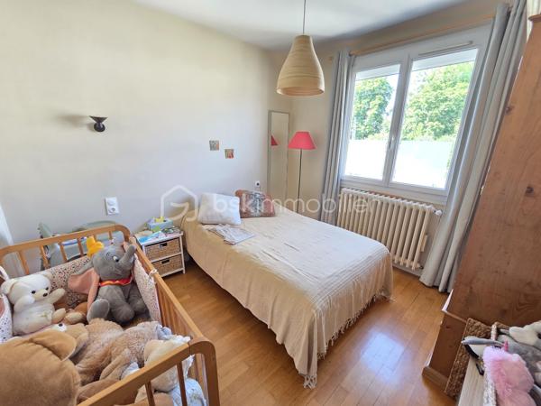 Magnifique Pavillon sur rez-de-jardin de 92m² sur le quartier Victor Hugo à Nevers

Exclusif chez BSK Immobilier !!

Située dans le quartier calme et prisée de Victor Hugo à Nevers, à deux pas d l'hypercentre des écoles, des commerces  et commodités, nous vous présentons ce magnifique pavillon sur rez-de-jardin de 1972 d'une surface habitable de 92 m². Cette maison propose 4 pièces, elle est composée d'un salon séjour de 31 m², d'une cuisine indépendante aménagée et équipée, d'une salle d'eau, d'un WC indépendant et de deux chambres au rez-de-chaussée ainsi qu'une chambre, un cellier, une chaufferie et un garage au sous-sol, le tout sur un beau terrain d'environ 400m², arboré, entretenu et entièrement clos.

Cette maison dispose d'une grande entrée dont les escaliers desservent le rez-de-chaussée et le sous-sol. Le rez-de-chaussée propose un palier qui distribue toutes les pièces, il bénéficie d'un placard penderie pour le côté pratique. Le rez-de-chaussée se complète d'une cuisine indépendante aménagée et équipée de 10 m², d'un WC indépendant, d'un grand salon séjour de 31 m² dont la porte fenêtre donne sur une grande terrasse de 16 m² type balcon qui domine le jardin. Le palier dessert également une salle d'eau ainsi que deux chambres de 10 m².

Au sous-sol, un dégagement de couloir dessert un garage de 23 m² avec une porte de garage en bois coulissante, garage qui propose une partie buanderie. Le sous-sol se complète d'une chambre de 16 m² dont la porte fenêtre donne sur le jardin, ainsi qu'une chaufferie et un cellier cave. 
Attenant, la maison dispose d'un appentis pour le stockage. 
Côté jardin, ce pavillon propose une parcelle d'environ 400 m², arborée, entretenu et entièrement clôturé (portail). Il bénéficie d'une terrasse type balcon qui dispose d'un store banne pour le confort d'été.

Tous les sols de cette maison sont en marbre (entrée et dégagement, salon séjour), en parquet flottant (cuisine), en parquet chêne authentique (chambres en RDC)  en carrelage (salle d'eau et WC), en linoléum (chambre du bas) et béton (sous-sol).
Elle propose une isolation double vitrage en pvc ainsi que de volets roulants solaires motorisés et centralisés.
Elle dispose d'un chauffage de type gaz de ville avec une chaudière récente et connectée, d'un poêle à bois et d'un ballon production d'eau chaude 200L. 
Elle bénéficie d'une toitures en tuiles plates de type tuiles béton et une bonne isolation de type soufflé dans les combles.
Côté pratique, elle bénéficie de la fibre internet
Côté assainissement, elle est raccordée au tout à l'égout.

Les plus de cette maison : Sa localisation dans le quartier calme et prisée de Victor Hugo, son agencement et la qualité de sa rénovation, son salon séjour et sa terrasse, sa cuisine équipée et sa salle d'eau rénovée ainsi que son beau terrain. Sa chaudière connectée et des volets solaires motorisés et centralisés

Des photos supplémentaires sont disponibles sur BSK IMMOBILIER > Nos conseillers > Olivier FRESLON
Pour tout renseignement complémentaire ou pour une visite, contactez moi au 07.62.78.13.13.

Idéale pour un premier achat, cette maison est un véritable coup de cœur et  une opportunité à saisir!!