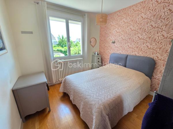 Magnifique Pavillon sur rez-de-jardin de 92m² sur le quartier Victor Hugo à Nevers

Exclusif chez BSK Immobilier !!

Située dans le quartier calme et prisée de Victor Hugo à Nevers, à deux pas d l'hypercentre des écoles, des commerces  et commodités, nous vous présentons ce magnifique pavillon sur rez-de-jardin de 1972 d'une surface habitable de 92 m². Cette maison propose 4 pièces, elle est composée d'un salon séjour de 31 m², d'une cuisine indépendante aménagée et équipée, d'une salle d'eau, d'un WC indépendant et de deux chambres au rez-de-chaussée ainsi qu'une chambre, un cellier, une chaufferie et un garage au sous-sol, le tout sur un beau terrain d'environ 400m², arboré, entretenu et entièrement clos.

Cette maison dispose d'une grande entrée dont les escaliers desservent le rez-de-chaussée et le sous-sol. Le rez-de-chaussée propose un palier qui distribue toutes les pièces, il bénéficie d'un placard penderie pour le côté pratique. Le rez-de-chaussée se complète d'une cuisine indépendante aménagée et équipée de 10 m², d'un WC indépendant, d'un grand salon séjour de 31 m² dont la porte fenêtre donne sur une grande terrasse de 16 m² type balcon qui domine le jardin. Le palier dessert également une salle d'eau ainsi que deux chambres de 10 m².

Au sous-sol, un dégagement de couloir dessert un garage de 23 m² avec une porte de garage en bois coulissante, garage qui propose une partie buanderie. Le sous-sol se complète d'une chambre de 16 m² dont la porte fenêtre donne sur le jardin, ainsi qu'une chaufferie et un cellier cave. 
Attenant, la maison dispose d'un appentis pour le stockage. 
Côté jardin, ce pavillon propose une parcelle d'environ 400 m², arborée, entretenu et entièrement clôturé (portail). Il bénéficie d'une terrasse type balcon qui dispose d'un store banne pour le confort d'été.

Tous les sols de cette maison sont en marbre (entrée et dégagement, salon séjour), en parquet flottant (cuisine), en parquet chêne authentique (chambres en RDC)  en carrelage (salle d'eau et WC), en linoléum (chambre du bas) et béton (sous-sol).
Elle propose une isolation double vitrage en pvc ainsi que de volets roulants solaires motorisés et centralisés.
Elle dispose d'un chauffage de type gaz de ville avec une chaudière récente et connectée, d'un poêle à bois et d'un ballon production d'eau chaude 200L. 
Elle bénéficie d'une toitures en tuiles plates de type tuiles béton et une bonne isolation de type soufflé dans les combles.
Côté pratique, elle bénéficie de la fibre internet
Côté assainissement, elle est raccordée au tout à l'égout.

Les plus de cette maison : Sa localisation dans le quartier calme et prisée de Victor Hugo, son agencement et la qualité de sa rénovation, son salon séjour et sa terrasse, sa cuisine équipée et sa salle d'eau rénovée ainsi que son beau terrain. Sa chaudière connectée et des volets solaires motorisés et centralisés

Des photos supplémentaires sont disponibles sur BSK IMMOBILIER > Nos conseillers > Olivier FRESLON
Pour tout renseignement complémentaire ou pour une visite, contactez moi au 07.62.78.13.13.

Idéale pour un premier achat, cette maison est un véritable coup de cœur et  une opportunité à saisir!!