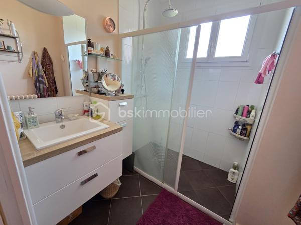 Magnifique Pavillon sur rez-de-jardin de 92m² sur le quartier Victor Hugo à Nevers

Exclusif chez BSK Immobilier !!

Située dans le quartier calme et prisée de Victor Hugo à Nevers, à deux pas d l'hypercentre des écoles, des commerces  et commodités, nous vous présentons ce magnifique pavillon sur rez-de-jardin de 1972 d'une surface habitable de 92 m². Cette maison propose 4 pièces, elle est composée d'un salon séjour de 31 m², d'une cuisine indépendante aménagée et équipée, d'une salle d'eau, d'un WC indépendant et de deux chambres au rez-de-chaussée ainsi qu'une chambre, un cellier, une chaufferie et un garage au sous-sol, le tout sur un beau terrain d'environ 400m², arboré, entretenu et entièrement clos.

Cette maison dispose d'une grande entrée dont les escaliers desservent le rez-de-chaussée et le sous-sol. Le rez-de-chaussée propose un palier qui distribue toutes les pièces, il bénéficie d'un placard penderie pour le côté pratique. Le rez-de-chaussée se complète d'une cuisine indépendante aménagée et équipée de 10 m², d'un WC indépendant, d'un grand salon séjour de 31 m² dont la porte fenêtre donne sur une grande terrasse de 16 m² type balcon qui domine le jardin. Le palier dessert également une salle d'eau ainsi que deux chambres de 10 m².

Au sous-sol, un dégagement de couloir dessert un garage de 23 m² avec une porte de garage en bois coulissante, garage qui propose une partie buanderie. Le sous-sol se complète d'une chambre de 16 m² dont la porte fenêtre donne sur le jardin, ainsi qu'une chaufferie et un cellier cave. 
Attenant, la maison dispose d'un appentis pour le stockage. 
Côté jardin, ce pavillon propose une parcelle d'environ 400 m², arborée, entretenu et entièrement clôturé (portail). Il bénéficie d'une terrasse type balcon qui dispose d'un store banne pour le confort d'été.

Tous les sols de cette maison sont en marbre (entrée et dégagement, salon séjour), en parquet flottant (cuisine), en parquet chêne authentique (chambres en RDC)  en carrelage (salle d'eau et WC), en linoléum (chambre du bas) et béton (sous-sol).
Elle propose une isolation double vitrage en pvc ainsi que de volets roulants solaires motorisés et centralisés.
Elle dispose d'un chauffage de type gaz de ville avec une chaudière récente et connectée, d'un poêle à bois et d'un ballon production d'eau chaude 200L. 
Elle bénéficie d'une toitures en tuiles plates de type tuiles béton et une bonne isolation de type soufflé dans les combles.
Côté pratique, elle bénéficie de la fibre internet
Côté assainissement, elle est raccordée au tout à l'égout.

Les plus de cette maison : Sa localisation dans le quartier calme et prisée de Victor Hugo, son agencement et la qualité de sa rénovation, son salon séjour et sa terrasse, sa cuisine équipée et sa salle d'eau rénovée ainsi que son beau terrain. Sa chaudière connectée et des volets solaires motorisés et centralisés

Des photos supplémentaires sont disponibles sur BSK IMMOBILIER > Nos conseillers > Olivier FRESLON
Pour tout renseignement complémentaire ou pour une visite, contactez moi au 07.62.78.13.13.

Idéale pour un premier achat, cette maison est un véritable coup de cœur et  une opportunité à saisir!!