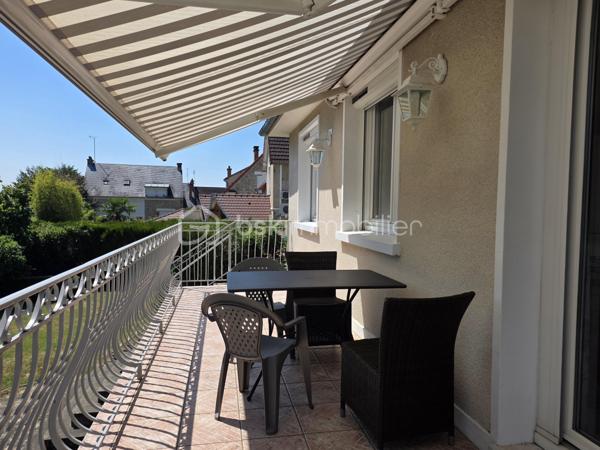 Magnifique Pavillon sur rez-de-jardin de 92m² sur le quartier Victor Hugo à Nevers

Exclusif chez BSK Immobilier !!

Située dans le quartier calme et prisée de Victor Hugo à Nevers, à deux pas d l'hypercentre des écoles, des commerces  et commodités, nous vous présentons ce magnifique pavillon sur rez-de-jardin de 1972 d'une surface habitable de 92 m². Cette maison propose 4 pièces, elle est composée d'un salon séjour de 31 m², d'une cuisine indépendante aménagée et équipée, d'une salle d'eau, d'un WC indépendant et de deux chambres au rez-de-chaussée ainsi qu'une chambre, un cellier, une chaufferie et un garage au sous-sol, le tout sur un beau terrain d'environ 400m², arboré, entretenu et entièrement clos.

Cette maison dispose d'une grande entrée dont les escaliers desservent le rez-de-chaussée et le sous-sol. Le rez-de-chaussée propose un palier qui distribue toutes les pièces, il bénéficie d'un placard penderie pour le côté pratique. Le rez-de-chaussée se complète d'une cuisine indépendante aménagée et équipée de 10 m², d'un WC indépendant, d'un grand salon séjour de 31 m² dont la porte fenêtre donne sur une grande terrasse de 16 m² type balcon qui domine le jardin. Le palier dessert également une salle d'eau ainsi que deux chambres de 10 m².

Au sous-sol, un dégagement de couloir dessert un garage de 23 m² avec une porte de garage en bois coulissante, garage qui propose une partie buanderie. Le sous-sol se complète d'une chambre de 16 m² dont la porte fenêtre donne sur le jardin, ainsi qu'une chaufferie et un cellier cave. 
Attenant, la maison dispose d'un appentis pour le stockage. 
Côté jardin, ce pavillon propose une parcelle d'environ 400 m², arborée, entretenu et entièrement clôturé (portail). Il bénéficie d'une terrasse type balcon qui dispose d'un store banne pour le confort d'été.

Tous les sols de cette maison sont en marbre (entrée et dégagement, salon séjour), en parquet flottant (cuisine), en parquet chêne authentique (chambres en RDC)  en carrelage (salle d'eau et WC), en linoléum (chambre du bas) et béton (sous-sol).
Elle propose une isolation double vitrage en pvc ainsi que de volets roulants solaires motorisés et centralisés.
Elle dispose d'un chauffage de type gaz de ville avec une chaudière récente et connectée, d'un poêle à bois et d'un ballon production d'eau chaude 200L. 
Elle bénéficie d'une toitures en tuiles plates de type tuiles béton et une bonne isolation de type soufflé dans les combles.
Côté pratique, elle bénéficie de la fibre internet
Côté assainissement, elle est raccordée au tout à l'égout.

Les plus de cette maison : Sa localisation dans le quartier calme et prisée de Victor Hugo, son agencement et la qualité de sa rénovation, son salon séjour et sa terrasse, sa cuisine équipée et sa salle d'eau rénovée ainsi que son beau terrain. Sa chaudière connectée et des volets solaires motorisés et centralisés

Des photos supplémentaires sont disponibles sur BSK IMMOBILIER > Nos conseillers > Olivier FRESLON
Pour tout renseignement complémentaire ou pour une visite, contactez moi au 07.62.78.13.13.

Idéale pour un premier achat, cette maison est un véritable coup de cœur et  une opportunité à saisir!!
