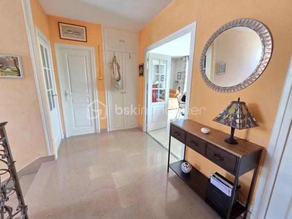Magnifique Pavillon sur rez-de-jardin de 92m² sur le quartier Victor Hugo à Nevers

Exclusif chez BSK Immobilier !!

Située dans le quartier calme et prisée de Victor Hugo à Nevers, à deux pas d l'hypercentre des écoles, des commerces  et commodités, nous vous présentons ce magnifique pavillon sur rez-de-jardin de 1972 d'une surface habitable de 92 m². Cette maison propose 4 pièces, elle est composée d'un salon séjour de 31 m², d'une cuisine indépendante aménagée et équipée, d'une salle d'eau, d'un WC indépendant et de deux chambres au rez-de-chaussée ainsi qu'une chambre, un cellier, une chaufferie et un garage au sous-sol, le tout sur un beau terrain d'environ 400m², arboré, entretenu et entièrement clos.

Cette maison dispose d'une grande entrée dont les escaliers desservent le rez-de-chaussée et le sous-sol. Le rez-de-chaussée propose un palier qui distribue toutes les pièces, il bénéficie d'un placard penderie pour le côté pratique. Le rez-de-chaussée se complète d'une cuisine indépendante aménagée et équipée de 10 m², d'un WC indépendant, d'un grand salon séjour de 31 m² dont la porte fenêtre donne sur une grande terrasse de 16 m² type balcon qui domine le jardin. Le palier dessert également une salle d'eau ainsi que deux chambres de 10 m².

Au sous-sol, un dégagement de couloir dessert un garage de 23 m² avec une porte de garage en bois coulissante, garage qui propose une partie buanderie. Le sous-sol se complète d'une chambre de 16 m² dont la porte fenêtre donne sur le jardin, ainsi qu'une chaufferie et un cellier cave. 
Attenant, la maison dispose d'un appentis pour le stockage. 
Côté jardin, ce pavillon propose une parcelle d'environ 400 m², arborée, entretenu et entièrement clôturé (portail). Il bénéficie d'une terrasse type balcon qui dispose d'un store banne pour le confort d'été.

Tous les sols de cette maison sont en marbre (entrée et dégagement, salon séjour), en parquet flottant (cuisine), en parquet chêne authentique (chambres en RDC)  en carrelage (salle d'eau et WC), en linoléum (chambre du bas) et béton (sous-sol).
Elle propose une isolation double vitrage en pvc ainsi que de volets roulants solaires motorisés et centralisés.
Elle dispose d'un chauffage de type gaz de ville avec une chaudière récente et connectée, d'un poêle à bois et d'un ballon production d'eau chaude 200L. 
Elle bénéficie d'une toitures en tuiles plates de type tuiles béton et une bonne isolation de type soufflé dans les combles.
Côté pratique, elle bénéficie de la fibre internet
Côté assainissement, elle est raccordée au tout à l'égout.

Les plus de cette maison : Sa localisation dans le quartier calme et prisée de Victor Hugo, son agencement et la qualité de sa rénovation, son salon séjour et sa terrasse, sa cuisine équipée et sa salle d'eau rénovée ainsi que son beau terrain. Sa chaudière connectée et des volets solaires motorisés et centralisés

Des photos supplémentaires sont disponibles sur BSK IMMOBILIER > Nos conseillers > Olivier FRESLON
Pour tout renseignement complémentaire ou pour une visite, contactez moi au 07.62.78.13.13.

Idéale pour un premier achat, cette maison est un véritable coup de cœur et  une opportunité à saisir!!