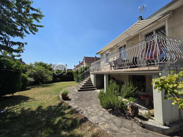 Magnifique Pavillon sur rez-de-jardin de 92m² sur le quartier Victor Hugo à Nevers

Exclusif chez BSK Immobilier !!

Située dans le quartier calme et prisée de Victor Hugo à Nevers, à deux pas d l'hypercentre des écoles, des commerces  et commodités, nous vous présentons ce magnifique pavillon sur rez-de-jardin de 1972 d'une surface habitable de 92 m². Cette maison propose 4 pièces, elle est composée d'un salon séjour de 31 m², d'une cuisine indépendante aménagée et équipée, d'une salle d'eau, d'un WC indépendant et de deux chambres au rez-de-chaussée ainsi qu'une chambre, un cellier, une chaufferie et un garage au sous-sol, le tout sur un beau terrain d'environ 400m², arboré, entretenu et entièrement clos.

Cette maison dispose d'une grande entrée dont les escaliers desservent le rez-de-chaussée et le sous-sol. Le rez-de-chaussée propose un palier qui distribue toutes les pièces, il bénéficie d'un placard penderie pour le côté pratique. Le rez-de-chaussée se complète d'une cuisine indépendante aménagée et équipée de 10 m², d'un WC indépendant, d'un grand salon séjour de 31 m² dont la porte fenêtre donne sur une grande terrasse de 16 m² type balcon qui domine le jardin. Le palier dessert également une salle d'eau ainsi que deux chambres de 10 m².

Au sous-sol, un dégagement de couloir dessert un garage de 23 m² avec une porte de garage en bois coulissante, garage qui propose une partie buanderie. Le sous-sol se complète d'une chambre de 16 m² dont la porte fenêtre donne sur le jardin, ainsi qu'une chaufferie et un cellier cave. 
Attenant, la maison dispose d'un appentis pour le stockage. 
Côté jardin, ce pavillon propose une parcelle d'environ 400 m², arborée, entretenu et entièrement clôturé (portail). Il bénéficie d'une terrasse type balcon qui dispose d'un store banne pour le confort d'été.

Tous les sols de cette maison sont en marbre (entrée et dégagement, salon séjour), en parquet flottant (cuisine), en parquet chêne authentique (chambres en RDC)  en carrelage (salle d'eau et WC), en linoléum (chambre du bas) et béton (sous-sol).
Elle propose une isolation double vitrage en pvc ainsi que de volets roulants solaires motorisés et centralisés.
Elle dispose d'un chauffage de type gaz de ville avec une chaudière récente et connectée, d'un poêle à bois et d'un ballon production d'eau chaude 200L. 
Elle bénéficie d'une toitures en tuiles plates de type tuiles béton et une bonne isolation de type soufflé dans les combles.
Côté pratique, elle bénéficie de la fibre internet
Côté assainissement, elle est raccordée au tout à l'égout.

Les plus de cette maison : Sa localisation dans le quartier calme et prisée de Victor Hugo, son agencement et la qualité de sa rénovation, son salon séjour et sa terrasse, sa cuisine équipée et sa salle d'eau rénovée ainsi que son beau terrain. Sa chaudière connectée et des volets solaires motorisés et centralisés

Des photos supplémentaires sont disponibles sur BSK IMMOBILIER > Nos conseillers > Olivier FRESLON
Pour tout renseignement complémentaire ou pour une visite, contactez moi au 07.62.78.13.13.

Idéale pour un premier achat, cette maison est un véritable coup de cœur et  une opportunité à saisir!!