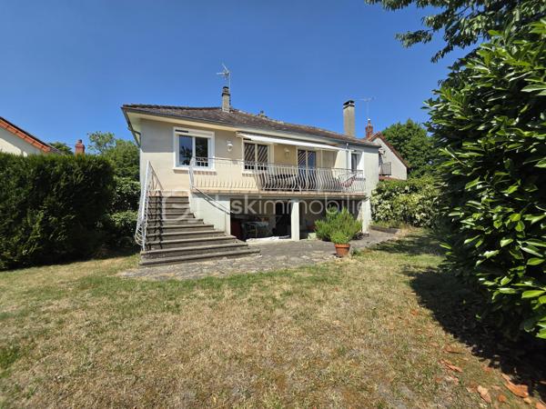 Magnifique Pavillon sur rez-de-jardin de 92m² sur le quartier Victor Hugo à Nevers

Exclusif chez BSK Immobilier !!

Située dans le quartier calme et prisée de Victor Hugo à Nevers, à deux pas d l'hypercentre des écoles, des commerces  et commodités, nous vous présentons ce magnifique pavillon sur rez-de-jardin de 1972 d'une surface habitable de 92 m². Cette maison propose 4 pièces, elle est composée d'un salon séjour de 31 m², d'une cuisine indépendante aménagée et équipée, d'une salle d'eau, d'un WC indépendant et de deux chambres au rez-de-chaussée ainsi qu'une chambre, un cellier, une chaufferie et un garage au sous-sol, le tout sur un beau terrain d'environ 400m², arboré, entretenu et entièrement clos.

Cette maison dispose d'une grande entrée dont les escaliers desservent le rez-de-chaussée et le sous-sol. Le rez-de-chaussée propose un palier qui distribue toutes les pièces, il bénéficie d'un placard penderie pour le côté pratique. Le rez-de-chaussée se complète d'une cuisine indépendante aménagée et équipée de 10 m², d'un WC indépendant, d'un grand salon séjour de 31 m² dont la porte fenêtre donne sur une grande terrasse de 16 m² type balcon qui domine le jardin. Le palier dessert également une salle d'eau ainsi que deux chambres de 10 m².

Au sous-sol, un dégagement de couloir dessert un garage de 23 m² avec une porte de garage en bois coulissante, garage qui propose une partie buanderie. Le sous-sol se complète d'une chambre de 16 m² dont la porte fenêtre donne sur le jardin, ainsi qu'une chaufferie et un cellier cave. 
Attenant, la maison dispose d'un appentis pour le stockage. 
Côté jardin, ce pavillon propose une parcelle d'environ 400 m², arborée, entretenu et entièrement clôturé (portail). Il bénéficie d'une terrasse type balcon qui dispose d'un store banne pour le confort d'été.

Tous les sols de cette maison sont en marbre (entrée et dégagement, salon séjour), en parquet flottant (cuisine), en parquet chêne authentique (chambres en RDC)  en carrelage (salle d'eau et WC), en linoléum (chambre du bas) et béton (sous-sol).
Elle propose une isolation double vitrage en pvc ainsi que de volets roulants solaires motorisés et centralisés.
Elle dispose d'un chauffage de type gaz de ville avec une chaudière récente et connectée, d'un poêle à bois et d'un ballon production d'eau chaude 200L. 
Elle bénéficie d'une toitures en tuiles plates de type tuiles béton et une bonne isolation de type soufflé dans les combles.
Côté pratique, elle bénéficie de la fibre internet
Côté assainissement, elle est raccordée au tout à l'égout.

Les plus de cette maison : Sa localisation dans le quartier calme et prisée de Victor Hugo, son agencement et la qualité de sa rénovation, son salon séjour et sa terrasse, sa cuisine équipée et sa salle d'eau rénovée ainsi que son beau terrain. Sa chaudière connectée et des volets solaires motorisés et centralisés

Des photos supplémentaires sont disponibles sur BSK IMMOBILIER > Nos conseillers > Olivier FRESLON
Pour tout renseignement complémentaire ou pour une visite, contactez moi au 07.62.78.13.13.

Idéale pour un premier achat, cette maison est un véritable coup de cœur et  une opportunité à saisir!!