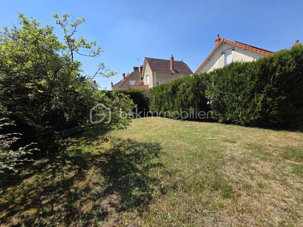 Magnifique Pavillon sur rez-de-jardin de 92m² sur le quartier Victor Hugo à Nevers

Exclusif chez BSK Immobilier !!

Située dans le quartier calme et prisée de Victor Hugo à Nevers, à deux pas d l'hypercentre des écoles, des commerces  et commodités, nous vous présentons ce magnifique pavillon sur rez-de-jardin de 1972 d'une surface habitable de 92 m². Cette maison propose 4 pièces, elle est composée d'un salon séjour de 31 m², d'une cuisine indépendante aménagée et équipée, d'une salle d'eau, d'un WC indépendant et de deux chambres au rez-de-chaussée ainsi qu'une chambre, un cellier, une chaufferie et un garage au sous-sol, le tout sur un beau terrain d'environ 400m², arboré, entretenu et entièrement clos.

Cette maison dispose d'une grande entrée dont les escaliers desservent le rez-de-chaussée et le sous-sol. Le rez-de-chaussée propose un palier qui distribue toutes les pièces, il bénéficie d'un placard penderie pour le côté pratique. Le rez-de-chaussée se complète d'une cuisine indépendante aménagée et équipée de 10 m², d'un WC indépendant, d'un grand salon séjour de 31 m² dont la porte fenêtre donne sur une grande terrasse de 16 m² type balcon qui domine le jardin. Le palier dessert également une salle d'eau ainsi que deux chambres de 10 m².

Au sous-sol, un dégagement de couloir dessert un garage de 23 m² avec une porte de garage en bois coulissante, garage qui propose une partie buanderie. Le sous-sol se complète d'une chambre de 16 m² dont la porte fenêtre donne sur le jardin, ainsi qu'une chaufferie et un cellier cave. 
Attenant, la maison dispose d'un appentis pour le stockage. 
Côté jardin, ce pavillon propose une parcelle d'environ 400 m², arborée, entretenu et entièrement clôturé (portail). Il bénéficie d'une terrasse type balcon qui dispose d'un store banne pour le confort d'été.

Tous les sols de cette maison sont en marbre (entrée et dégagement, salon séjour), en parquet flottant (cuisine), en parquet chêne authentique (chambres en RDC)  en carrelage (salle d'eau et WC), en linoléum (chambre du bas) et béton (sous-sol).
Elle propose une isolation double vitrage en pvc ainsi que de volets roulants solaires motorisés et centralisés.
Elle dispose d'un chauffage de type gaz de ville avec une chaudière récente et connectée, d'un poêle à bois et d'un ballon production d'eau chaude 200L. 
Elle bénéficie d'une toitures en tuiles plates de type tuiles béton et une bonne isolation de type soufflé dans les combles.
Côté pratique, elle bénéficie de la fibre internet
Côté assainissement, elle est raccordée au tout à l'égout.

Les plus de cette maison : Sa localisation dans le quartier calme et prisée de Victor Hugo, son agencement et la qualité de sa rénovation, son salon séjour et sa terrasse, sa cuisine équipée et sa salle d'eau rénovée ainsi que son beau terrain. Sa chaudière connectée et des volets solaires motorisés et centralisés

Des photos supplémentaires sont disponibles sur BSK IMMOBILIER > Nos conseillers > Olivier FRESLON
Pour tout renseignement complémentaire ou pour une visite, contactez moi au 07.62.78.13.13.

Idéale pour un premier achat, cette maison est un véritable coup de cœur et  une opportunité à saisir!!
