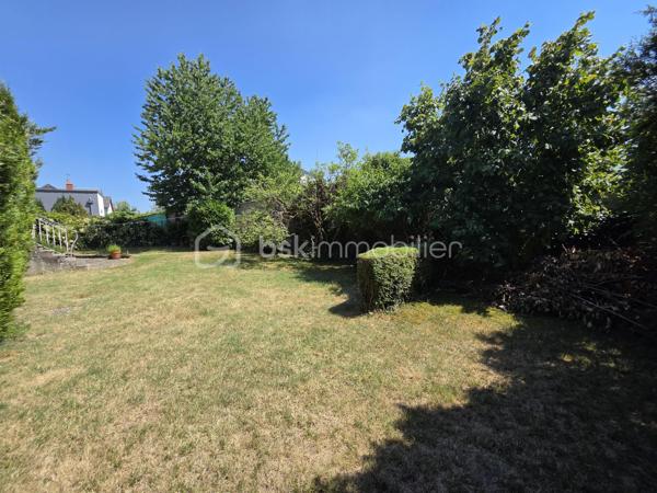 Magnifique Pavillon sur rez-de-jardin de 92m² sur le quartier Victor Hugo à Nevers

Exclusif chez BSK Immobilier !!

Située dans le quartier calme et prisée de Victor Hugo à Nevers, à deux pas d l'hypercentre des écoles, des commerces  et commodités, nous vous présentons ce magnifique pavillon sur rez-de-jardin de 1972 d'une surface habitable de 92 m². Cette maison propose 4 pièces, elle est composée d'un salon séjour de 31 m², d'une cuisine indépendante aménagée et équipée, d'une salle d'eau, d'un WC indépendant et de deux chambres au rez-de-chaussée ainsi qu'une chambre, un cellier, une chaufferie et un garage au sous-sol, le tout sur un beau terrain d'environ 400m², arboré, entretenu et entièrement clos.

Cette maison dispose d'une grande entrée dont les escaliers desservent le rez-de-chaussée et le sous-sol. Le rez-de-chaussée propose un palier qui distribue toutes les pièces, il bénéficie d'un placard penderie pour le côté pratique. Le rez-de-chaussée se complète d'une cuisine indépendante aménagée et équipée de 10 m², d'un WC indépendant, d'un grand salon séjour de 31 m² dont la porte fenêtre donne sur une grande terrasse de 16 m² type balcon qui domine le jardin. Le palier dessert également une salle d'eau ainsi que deux chambres de 10 m².

Au sous-sol, un dégagement de couloir dessert un garage de 23 m² avec une porte de garage en bois coulissante, garage qui propose une partie buanderie. Le sous-sol se complète d'une chambre de 16 m² dont la porte fenêtre donne sur le jardin, ainsi qu'une chaufferie et un cellier cave. 
Attenant, la maison dispose d'un appentis pour le stockage. 
Côté jardin, ce pavillon propose une parcelle d'environ 400 m², arborée, entretenu et entièrement clôturé (portail). Il bénéficie d'une terrasse type balcon qui dispose d'un store banne pour le confort d'été.

Tous les sols de cette maison sont en marbre (entrée et dégagement, salon séjour), en parquet flottant (cuisine), en parquet chêne authentique (chambres en RDC)  en carrelage (salle d'eau et WC), en linoléum (chambre du bas) et béton (sous-sol).
Elle propose une isolation double vitrage en pvc ainsi que de volets roulants solaires motorisés et centralisés.
Elle dispose d'un chauffage de type gaz de ville avec une chaudière récente et connectée, d'un poêle à bois et d'un ballon production d'eau chaude 200L. 
Elle bénéficie d'une toitures en tuiles plates de type tuiles béton et une bonne isolation de type soufflé dans les combles.
Côté pratique, elle bénéficie de la fibre internet
Côté assainissement, elle est raccordée au tout à l'égout.

Les plus de cette maison : Sa localisation dans le quartier calme et prisée de Victor Hugo, son agencement et la qualité de sa rénovation, son salon séjour et sa terrasse, sa cuisine équipée et sa salle d'eau rénovée ainsi que son beau terrain. Sa chaudière connectée et des volets solaires motorisés et centralisés

Des photos supplémentaires sont disponibles sur BSK IMMOBILIER > Nos conseillers > Olivier FRESLON
Pour tout renseignement complémentaire ou pour une visite, contactez moi au 07.62.78.13.13.

Idéale pour un premier achat, cette maison est un véritable coup de cœur et  une opportunité à saisir!!