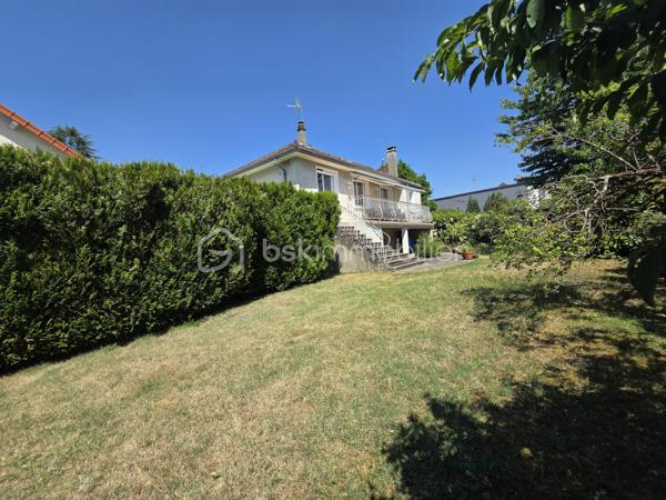 Magnifique Pavillon sur rez-de-jardin de 92m² sur le quartier Victor Hugo à Nevers

Exclusif chez BSK Immobilier !!

Située dans le quartier calme et prisée de Victor Hugo à Nevers, à deux pas d l'hypercentre des écoles, des commerces  et commodités, nous vous présentons ce magnifique pavillon sur rez-de-jardin de 1972 d'une surface habitable de 92 m². Cette maison propose 4 pièces, elle est composée d'un salon séjour de 31 m², d'une cuisine indépendante aménagée et équipée, d'une salle d'eau, d'un WC indépendant et de deux chambres au rez-de-chaussée ainsi qu'une chambre, un cellier, une chaufferie et un garage au sous-sol, le tout sur un beau terrain d'environ 400m², arboré, entretenu et entièrement clos.

Cette maison dispose d'une grande entrée dont les escaliers desservent le rez-de-chaussée et le sous-sol. Le rez-de-chaussée propose un palier qui distribue toutes les pièces, il bénéficie d'un placard penderie pour le côté pratique. Le rez-de-chaussée se complète d'une cuisine indépendante aménagée et équipée de 10 m², d'un WC indépendant, d'un grand salon séjour de 31 m² dont la porte fenêtre donne sur une grande terrasse de 16 m² type balcon qui domine le jardin. Le palier dessert également une salle d'eau ainsi que deux chambres de 10 m².

Au sous-sol, un dégagement de couloir dessert un garage de 23 m² avec une porte de garage en bois coulissante, garage qui propose une partie buanderie. Le sous-sol se complète d'une chambre de 16 m² dont la porte fenêtre donne sur le jardin, ainsi qu'une chaufferie et un cellier cave. 
Attenant, la maison dispose d'un appentis pour le stockage. 
Côté jardin, ce pavillon propose une parcelle d'environ 400 m², arborée, entretenu et entièrement clôturé (portail). Il bénéficie d'une terrasse type balcon qui dispose d'un store banne pour le confort d'été.

Tous les sols de cette maison sont en marbre (entrée et dégagement, salon séjour), en parquet flottant (cuisine), en parquet chêne authentique (chambres en RDC)  en carrelage (salle d'eau et WC), en linoléum (chambre du bas) et béton (sous-sol).
Elle propose une isolation double vitrage en pvc ainsi que de volets roulants solaires motorisés et centralisés.
Elle dispose d'un chauffage de type gaz de ville avec une chaudière récente et connectée, d'un poêle à bois et d'un ballon production d'eau chaude 200L. 
Elle bénéficie d'une toitures en tuiles plates de type tuiles béton et une bonne isolation de type soufflé dans les combles.
Côté pratique, elle bénéficie de la fibre internet
Côté assainissement, elle est raccordée au tout à l'égout.

Les plus de cette maison : Sa localisation dans le quartier calme et prisée de Victor Hugo, son agencement et la qualité de sa rénovation, son salon séjour et sa terrasse, sa cuisine équipée et sa salle d'eau rénovée ainsi que son beau terrain. Sa chaudière connectée et des volets solaires motorisés et centralisés

Des photos supplémentaires sont disponibles sur BSK IMMOBILIER > Nos conseillers > Olivier FRESLON
Pour tout renseignement complémentaire ou pour une visite, contactez moi au 07.62.78.13.13.

Idéale pour un premier achat, cette maison est un véritable coup de cœur et  une opportunité à saisir!!