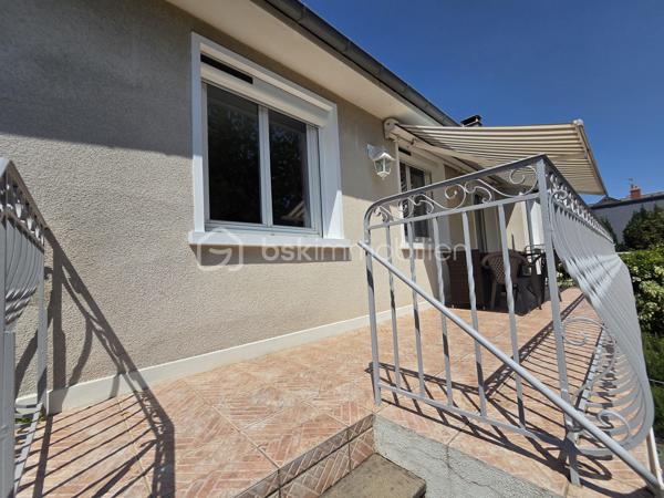 Magnifique Pavillon sur rez-de-jardin de 92m² sur le quartier Victor Hugo à Nevers

Exclusif chez BSK Immobilier !!

Située dans le quartier calme et prisée de Victor Hugo à Nevers, à deux pas d l'hypercentre des écoles, des commerces  et commodités, nous vous présentons ce magnifique pavillon sur rez-de-jardin de 1972 d'une surface habitable de 92 m². Cette maison propose 4 pièces, elle est composée d'un salon séjour de 31 m², d'une cuisine indépendante aménagée et équipée, d'une salle d'eau, d'un WC indépendant et de deux chambres au rez-de-chaussée ainsi qu'une chambre, un cellier, une chaufferie et un garage au sous-sol, le tout sur un beau terrain d'environ 400m², arboré, entretenu et entièrement clos.

Cette maison dispose d'une grande entrée dont les escaliers desservent le rez-de-chaussée et le sous-sol. Le rez-de-chaussée propose un palier qui distribue toutes les pièces, il bénéficie d'un placard penderie pour le côté pratique. Le rez-de-chaussée se complète d'une cuisine indépendante aménagée et équipée de 10 m², d'un WC indépendant, d'un grand salon séjour de 31 m² dont la porte fenêtre donne sur une grande terrasse de 16 m² type balcon qui domine le jardin. Le palier dessert également une salle d'eau ainsi que deux chambres de 10 m².

Au sous-sol, un dégagement de couloir dessert un garage de 23 m² avec une porte de garage en bois coulissante, garage qui propose une partie buanderie. Le sous-sol se complète d'une chambre de 16 m² dont la porte fenêtre donne sur le jardin, ainsi qu'une chaufferie et un cellier cave. 
Attenant, la maison dispose d'un appentis pour le stockage. 
Côté jardin, ce pavillon propose une parcelle d'environ 400 m², arborée, entretenu et entièrement clôturé (portail). Il bénéficie d'une terrasse type balcon qui dispose d'un store banne pour le confort d'été.

Tous les sols de cette maison sont en marbre (entrée et dégagement, salon séjour), en parquet flottant (cuisine), en parquet chêne authentique (chambres en RDC)  en carrelage (salle d'eau et WC), en linoléum (chambre du bas) et béton (sous-sol).
Elle propose une isolation double vitrage en pvc ainsi que de volets roulants solaires motorisés et centralisés.
Elle dispose d'un chauffage de type gaz de ville avec une chaudière récente et connectée, d'un poêle à bois et d'un ballon production d'eau chaude 200L. 
Elle bénéficie d'une toitures en tuiles plates de type tuiles béton et une bonne isolation de type soufflé dans les combles.
Côté pratique, elle bénéficie de la fibre internet
Côté assainissement, elle est raccordée au tout à l'égout.

Les plus de cette maison : Sa localisation dans le quartier calme et prisée de Victor Hugo, son agencement et la qualité de sa rénovation, son salon séjour et sa terrasse, sa cuisine équipée et sa salle d'eau rénovée ainsi que son beau terrain. Sa chaudière connectée et des volets solaires motorisés et centralisés

Des photos supplémentaires sont disponibles sur BSK IMMOBILIER > Nos conseillers > Olivier FRESLON
Pour tout renseignement complémentaire ou pour une visite, contactez moi au 07.62.78.13.13.

Idéale pour un premier achat, cette maison est un véritable coup de cœur et  une opportunité à saisir!!