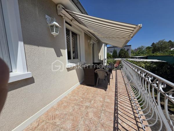 Magnifique Pavillon sur rez-de-jardin de 92m² sur le quartier Victor Hugo à Nevers

Exclusif chez BSK Immobilier !!

Située dans le quartier calme et prisée de Victor Hugo à Nevers, à deux pas d l'hypercentre des écoles, des commerces  et commodités, nous vous présentons ce magnifique pavillon sur rez-de-jardin de 1972 d'une surface habitable de 92 m². Cette maison propose 4 pièces, elle est composée d'un salon séjour de 31 m², d'une cuisine indépendante aménagée et équipée, d'une salle d'eau, d'un WC indépendant et de deux chambres au rez-de-chaussée ainsi qu'une chambre, un cellier, une chaufferie et un garage au sous-sol, le tout sur un beau terrain d'environ 400m², arboré, entretenu et entièrement clos.

Cette maison dispose d'une grande entrée dont les escaliers desservent le rez-de-chaussée et le sous-sol. Le rez-de-chaussée propose un palier qui distribue toutes les pièces, il bénéficie d'un placard penderie pour le côté pratique. Le rez-de-chaussée se complète d'une cuisine indépendante aménagée et équipée de 10 m², d'un WC indépendant, d'un grand salon séjour de 31 m² dont la porte fenêtre donne sur une grande terrasse de 16 m² type balcon qui domine le jardin. Le palier dessert également une salle d'eau ainsi que deux chambres de 10 m².

Au sous-sol, un dégagement de couloir dessert un garage de 23 m² avec une porte de garage en bois coulissante, garage qui propose une partie buanderie. Le sous-sol se complète d'une chambre de 16 m² dont la porte fenêtre donne sur le jardin, ainsi qu'une chaufferie et un cellier cave. 
Attenant, la maison dispose d'un appentis pour le stockage. 
Côté jardin, ce pavillon propose une parcelle d'environ 400 m², arborée, entretenu et entièrement clôturé (portail). Il bénéficie d'une terrasse type balcon qui dispose d'un store banne pour le confort d'été.

Tous les sols de cette maison sont en marbre (entrée et dégagement, salon séjour), en parquet flottant (cuisine), en parquet chêne authentique (chambres en RDC)  en carrelage (salle d'eau et WC), en linoléum (chambre du bas) et béton (sous-sol).
Elle propose une isolation double vitrage en pvc ainsi que de volets roulants solaires motorisés et centralisés.
Elle dispose d'un chauffage de type gaz de ville avec une chaudière récente et connectée, d'un poêle à bois et d'un ballon production d'eau chaude 200L. 
Elle bénéficie d'une toitures en tuiles plates de type tuiles béton et une bonne isolation de type soufflé dans les combles.
Côté pratique, elle bénéficie de la fibre internet
Côté assainissement, elle est raccordée au tout à l'égout.

Les plus de cette maison : Sa localisation dans le quartier calme et prisée de Victor Hugo, son agencement et la qualité de sa rénovation, son salon séjour et sa terrasse, sa cuisine équipée et sa salle d'eau rénovée ainsi que son beau terrain. Sa chaudière connectée et des volets solaires motorisés et centralisés

Des photos supplémentaires sont disponibles sur BSK IMMOBILIER > Nos conseillers > Olivier FRESLON
Pour tout renseignement complémentaire ou pour une visite, contactez moi au 07.62.78.13.13.

Idéale pour un premier achat, cette maison est un véritable coup de cœur et  une opportunité à saisir!!