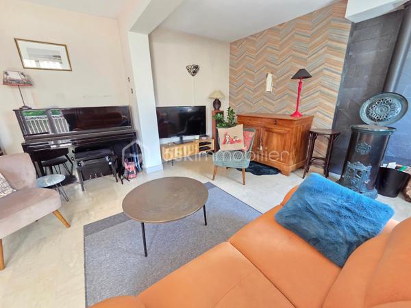 Magnifique Pavillon sur rez-de-jardin de 92m² sur le quartier Victor Hugo à Nevers

Exclusif chez BSK Immobilier !!

Située dans le quartier calme et prisée de Victor Hugo à Nevers, à deux pas d l'hypercentre des écoles, des commerces  et commodités, nous vous présentons ce magnifique pavillon sur rez-de-jardin de 1972 d'une surface habitable de 92 m². Cette maison propose 4 pièces, elle est composée d'un salon séjour de 31 m², d'une cuisine indépendante aménagée et équipée, d'une salle d'eau, d'un WC indépendant et de deux chambres au rez-de-chaussée ainsi qu'une chambre, un cellier, une chaufferie et un garage au sous-sol, le tout sur un beau terrain d'environ 400m², arboré, entretenu et entièrement clos.

Cette maison dispose d'une grande entrée dont les escaliers desservent le rez-de-chaussée et le sous-sol. Le rez-de-chaussée propose un palier qui distribue toutes les pièces, il bénéficie d'un placard penderie pour le côté pratique. Le rez-de-chaussée se complète d'une cuisine indépendante aménagée et équipée de 10 m², d'un WC indépendant, d'un grand salon séjour de 31 m² dont la porte fenêtre donne sur une grande terrasse de 16 m² type balcon qui domine le jardin. Le palier dessert également une salle d'eau ainsi que deux chambres de 10 m².

Au sous-sol, un dégagement de couloir dessert un garage de 23 m² avec une porte de garage en bois coulissante, garage qui propose une partie buanderie. Le sous-sol se complète d'une chambre de 16 m² dont la porte fenêtre donne sur le jardin, ainsi qu'une chaufferie et un cellier cave. 
Attenant, la maison dispose d'un appentis pour le stockage. 
Côté jardin, ce pavillon propose une parcelle d'environ 400 m², arborée, entretenu et entièrement clôturé (portail). Il bénéficie d'une terrasse type balcon qui dispose d'un store banne pour le confort d'été.

Tous les sols de cette maison sont en marbre (entrée et dégagement, salon séjour), en parquet flottant (cuisine), en parquet chêne authentique (chambres en RDC)  en carrelage (salle d'eau et WC), en linoléum (chambre du bas) et béton (sous-sol).
Elle propose une isolation double vitrage en pvc ainsi que de volets roulants solaires motorisés et centralisés.
Elle dispose d'un chauffage de type gaz de ville avec une chaudière récente et connectée, d'un poêle à bois et d'un ballon production d'eau chaude 200L. 
Elle bénéficie d'une toitures en tuiles plates de type tuiles béton et une bonne isolation de type soufflé dans les combles.
Côté pratique, elle bénéficie de la fibre internet
Côté assainissement, elle est raccordée au tout à l'égout.

Les plus de cette maison : Sa localisation dans le quartier calme et prisée de Victor Hugo, son agencement et la qualité de sa rénovation, son salon séjour et sa terrasse, sa cuisine équipée et sa salle d'eau rénovée ainsi que son beau terrain. Sa chaudière connectée et des volets solaires motorisés et centralisés

Des photos supplémentaires sont disponibles sur BSK IMMOBILIER > Nos conseillers > Olivier FRESLON
Pour tout renseignement complémentaire ou pour une visite, contactez moi au 07.62.78.13.13.

Idéale pour un premier achat, cette maison est un véritable coup de cœur et  une opportunité à saisir!!