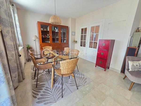 Magnifique Pavillon sur rez-de-jardin de 92m² sur le quartier Victor Hugo à Nevers

Exclusif chez BSK Immobilier !!

Située dans le quartier calme et prisée de Victor Hugo à Nevers, à deux pas d l'hypercentre des écoles, des commerces  et commodités, nous vous présentons ce magnifique pavillon sur rez-de-jardin de 1972 d'une surface habitable de 92 m². Cette maison propose 4 pièces, elle est composée d'un salon séjour de 31 m², d'une cuisine indépendante aménagée et équipée, d'une salle d'eau, d'un WC indépendant et de deux chambres au rez-de-chaussée ainsi qu'une chambre, un cellier, une chaufferie et un garage au sous-sol, le tout sur un beau terrain d'environ 400m², arboré, entretenu et entièrement clos.

Cette maison dispose d'une grande entrée dont les escaliers desservent le rez-de-chaussée et le sous-sol. Le rez-de-chaussée propose un palier qui distribue toutes les pièces, il bénéficie d'un placard penderie pour le côté pratique. Le rez-de-chaussée se complète d'une cuisine indépendante aménagée et équipée de 10 m², d'un WC indépendant, d'un grand salon séjour de 31 m² dont la porte fenêtre donne sur une grande terrasse de 16 m² type balcon qui domine le jardin. Le palier dessert également une salle d'eau ainsi que deux chambres de 10 m².

Au sous-sol, un dégagement de couloir dessert un garage de 23 m² avec une porte de garage en bois coulissante, garage qui propose une partie buanderie. Le sous-sol se complète d'une chambre de 16 m² dont la porte fenêtre donne sur le jardin, ainsi qu'une chaufferie et un cellier cave. 
Attenant, la maison dispose d'un appentis pour le stockage. 
Côté jardin, ce pavillon propose une parcelle d'environ 400 m², arborée, entretenu et entièrement clôturé (portail). Il bénéficie d'une terrasse type balcon qui dispose d'un store banne pour le confort d'été.

Tous les sols de cette maison sont en marbre (entrée et dégagement, salon séjour), en parquet flottant (cuisine), en parquet chêne authentique (chambres en RDC)  en carrelage (salle d'eau et WC), en linoléum (chambre du bas) et béton (sous-sol).
Elle propose une isolation double vitrage en pvc ainsi que de volets roulants solaires motorisés et centralisés.
Elle dispose d'un chauffage de type gaz de ville avec une chaudière récente et connectée, d'un poêle à bois et d'un ballon production d'eau chaude 200L. 
Elle bénéficie d'une toitures en tuiles plates de type tuiles béton et une bonne isolation de type soufflé dans les combles.
Côté pratique, elle bénéficie de la fibre internet
Côté assainissement, elle est raccordée au tout à l'égout.

Les plus de cette maison : Sa localisation dans le quartier calme et prisée de Victor Hugo, son agencement et la qualité de sa rénovation, son salon séjour et sa terrasse, sa cuisine équipée et sa salle d'eau rénovée ainsi que son beau terrain. Sa chaudière connectée et des volets solaires motorisés et centralisés

Des photos supplémentaires sont disponibles sur BSK IMMOBILIER > Nos conseillers > Olivier FRESLON
Pour tout renseignement complémentaire ou pour une visite, contactez moi au 07.62.78.13.13.

Idéale pour un premier achat, cette maison est un véritable coup de cœur et  une opportunité à saisir!!